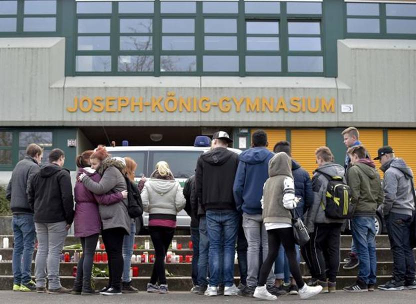 Davanti al liceo della scolaresca tedesca che ha perso la vita nel disastro aereo in Alta Provenza. (Reuters)